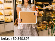 waitress showing board. Стоковое фото, агентство Ingram Publishing / Фотобанк Лори