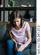 young woman suffering from knee pain. Стоковое фото, агентство Ingram Publishing / Фотобанк Лори