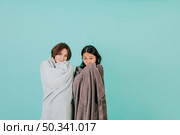 young women wrapping blankets. Стоковое фото, агентство Ingram Publishing / Фотобанк Лори