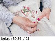 close up woman s hand working piece embroidery. Стоковое фото, агентство Ingram Publishing / Фотобанк Лори