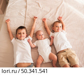 happy siblings with new born baby. Стоковое фото, агентство Ingram Publishing / Фотобанк Лори