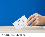 OLYMPUS DIGITAL CAMERA. side view woman being involved european election. Стоковое фото, агентство Ingram Publishing / Фотобанк Лори
