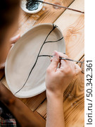 woman doing pottery masterpiece. Стоковое фото, агентство Ingram Publishing / Фотобанк Лори