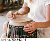 young person playing african percussion instruments. Стоковое фото, агентство Ingram Publishing / Фотобанк Лори