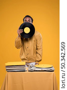 black man posing with vinyls. Стоковое фото, агентство Ingram Publishing / Фотобанк Лори