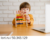 front view child with abacus desk. Стоковое фото, агентство Ingram Publishing / Фотобанк Лори