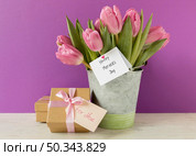arrangement with tulips gift. Стоковое фото, агентство Ingram Publishing / Фотобанк Лори