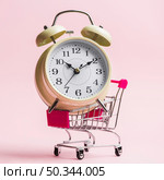 close up alarm clock trolley pink background. Стоковое фото, агентство Ingram Publishing / Фотобанк Лори
