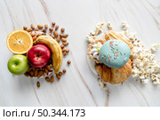 comparison healthy vs unhealthy food. Стоковое фото, агентство Ingram Publishing / Фотобанк Лори