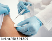 doctor vaccinating patient clinic. Стоковое фото, агентство Ingram Publishing / Фотобанк Лори