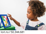 kid playing with abacus studio. Стоковое фото, агентство Ingram Publishing / Фотобанк Лори