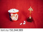 popcorn oscar statuette red fabric. Стоковое фото, агентство Ingram Publishing / Фотобанк Лори