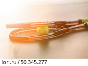 tennis rackets with ball. Стоковое фото, агентство Ingram Publishing / Фотобанк Лори