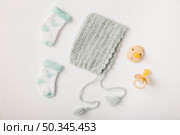 woolen headwear socks pacifiers white backdrop. Стоковое фото, агентство Ingram Publishing / Фотобанк Лори