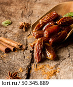 pakistan dates cinnamon sticks. Стоковое фото, агентство Ingram Publishing / Фотобанк Лори
