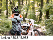 portrait motorbike rider posing forrest. Стоковое фото, агентство Ingram Publishing / Фотобанк Лори