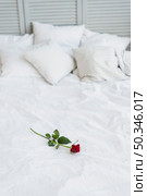 red rose bed with white linen. Стоковое фото, агентство Ingram Publishing / Фотобанк Лори