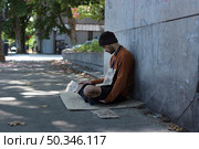 sideways beggar asking money from strangers. Стоковое фото, агентство Ingram Publishing / Фотобанк Лори