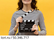 woman director holding clapperboard. Стоковое фото, агентство Ingram Publishing / Фотобанк Лори