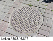 Крышка люка кабельной канализации "ГТС", тротуар, город Киров. Стоковое фото, фотограф Алексей Иванов / Фотобанк Лори