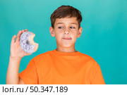 boy looking delicious glazed doughnut. Стоковое фото, агентство Ingram Publishing / Фотобанк Лори
