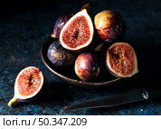 bunch autumn figs plate. Стоковое фото, агентство Ingram Publishing / Фотобанк Лори