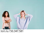 displeased woman arguing with mom. Стоковое фото, агентство Ingram Publishing / Фотобанк Лори