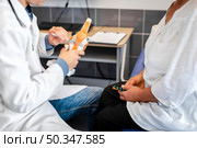 doctor hands showing bone joints patient. Стоковое фото, агентство Ingram Publishing / Фотобанк Лори