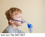 high angle boy with oxygen mask. Стоковое фото, агентство Ingram Publishing / Фотобанк Лори