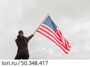 man waving american flag. Стоковое фото, агентство Ingram Publishing / Фотобанк Лори