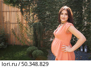 side view happy woman posing outdoors. Стоковое фото, агентство Ingram Publishing / Фотобанк Лори