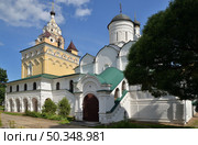 Kirzhach, Vladimir Region, Russia, June 17, 2025: Cathedral in honor of Annunciation of Blessed Virgin Mary of late 15th – early 16th centuries and Church of All-Merciful Savior of 1656 with burial vault of Miloslavsky boyars, Annunciation Convent of Russian Orthodox Church. Редакционное фото, фотограф Алексей Антипов / Фотобанк Лори