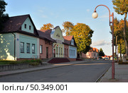 Mir town, Karelichy District, Grodno Oblast, Belarus, October 12, 2024: Old houses on 17 September Square. Редакционное фото, фотограф Алексей Антипов / Фотобанк Лори