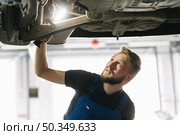 auto mechanic looking car s nave. Стоковое фото, агентство Ingram Publishing / Фотобанк Лори