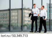 businessmen having conversation while walking. Стоковое фото, агентство Ingram Publishing / Фотобанк Лори