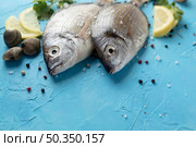 fish with lemon slices clams. Стоковое фото, агентство Ingram Publishing / Фотобанк Лори