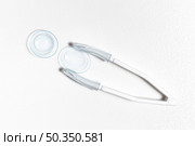 top view transparent contact lenses with tweezers. Стоковое фото, агентство Ingram Publishing / Фотобанк Лори