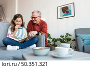 grandfather girl reading together. Стоковое фото, агентство Ingram Publishing / Фотобанк Лори