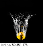 lemon plunging into water. Стоковое фото, агентство Ingram Publishing / Фотобанк Лори