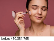 portrait beautiful woman using jade roller. Стоковое фото, агентство Ingram Publishing / Фотобанк Лори