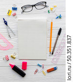 school desk glasses. Стоковое фото, агентство Ingram Publishing / Фотобанк Лори