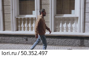 Frozen Pedestrian on Urban Street as Digital Glitch. Стоковое видео, видеограф Илья Шаматура / Фотобанк Лори