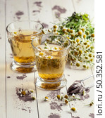 chamomile tea cups plants. Стоковое фото, агентство Ingram Publishing / Фотобанк Лори