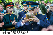 Неформальная традиция выпускников одного из военных училищ. После получения офицерских погон - пьют шампанское из огромного бокала и докладывают о месте дальнейшей службы. Редакционное фото, фотограф Сергей Афанасьев / Фотобанк Лори