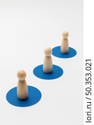 high angle wooden pawn with social distancing recommendation during pandemic. Стоковое фото, агентство Ingram Publishing / Фотобанк Лори