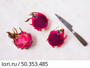 top view fresh dragon fruit ready be served. Стоковое фото, агентство Ingram Publishing / Фотобанк Лори