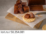 Marmalade in crackers on a kitchen counter. Стоковое фото, агентство Ingram Publishing / Фотобанк Лори