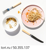 top view dirty dishes with food leftovers. Стоковое фото, агентство Ingram Publishing / Фотобанк Лори