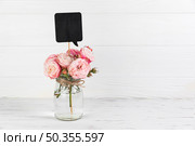 black speech bubble prop rose glass jar against white wooden backdrop. Стоковое фото, агентство Ingram Publishing / Фотобанк Лори