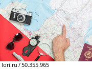 crop hand choosing place map. Стоковое фото, агентство Ingram Publishing / Фотобанк Лори